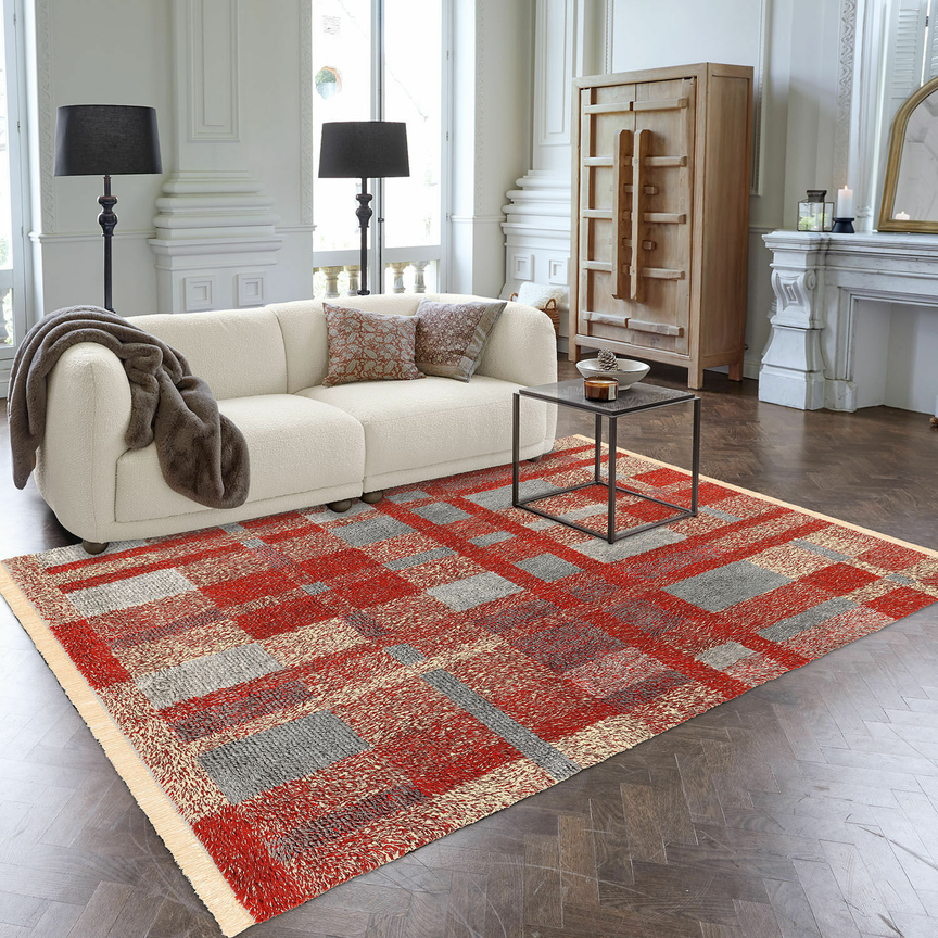 Geometrisch gemusterter Teppich in Rot und Grau auf Holzboden in modernem Wohnzimmer